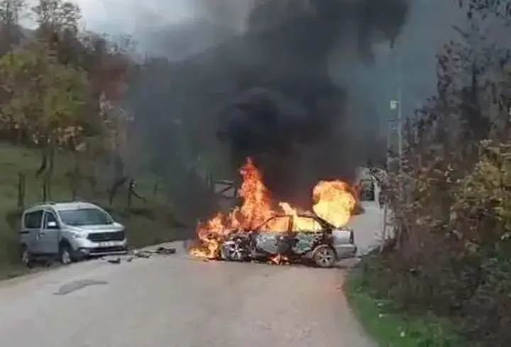 Hafif ticari araçla çarpışan otomobil alev aldı: 2 yaralı