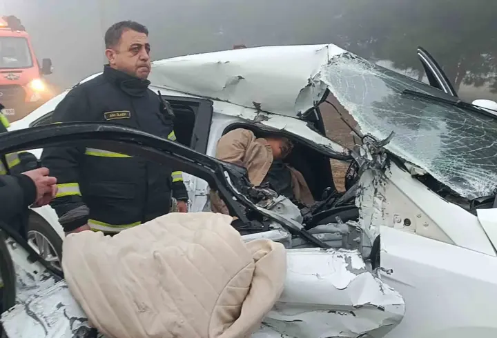 Burdur'da siste zincirleme kaza: 1'i ağır, 2 yaralı