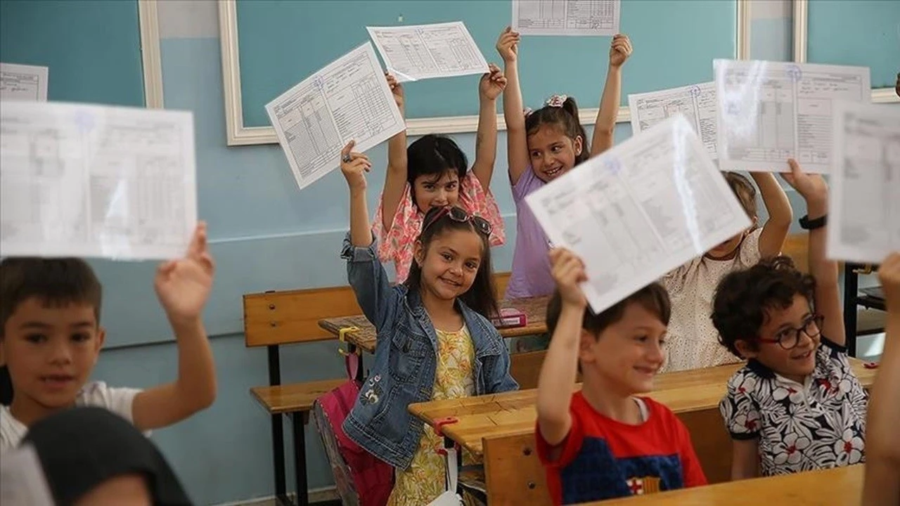 20 milyon öğrenci tatile giriyor: Karneler yarın dağıtılıyor!