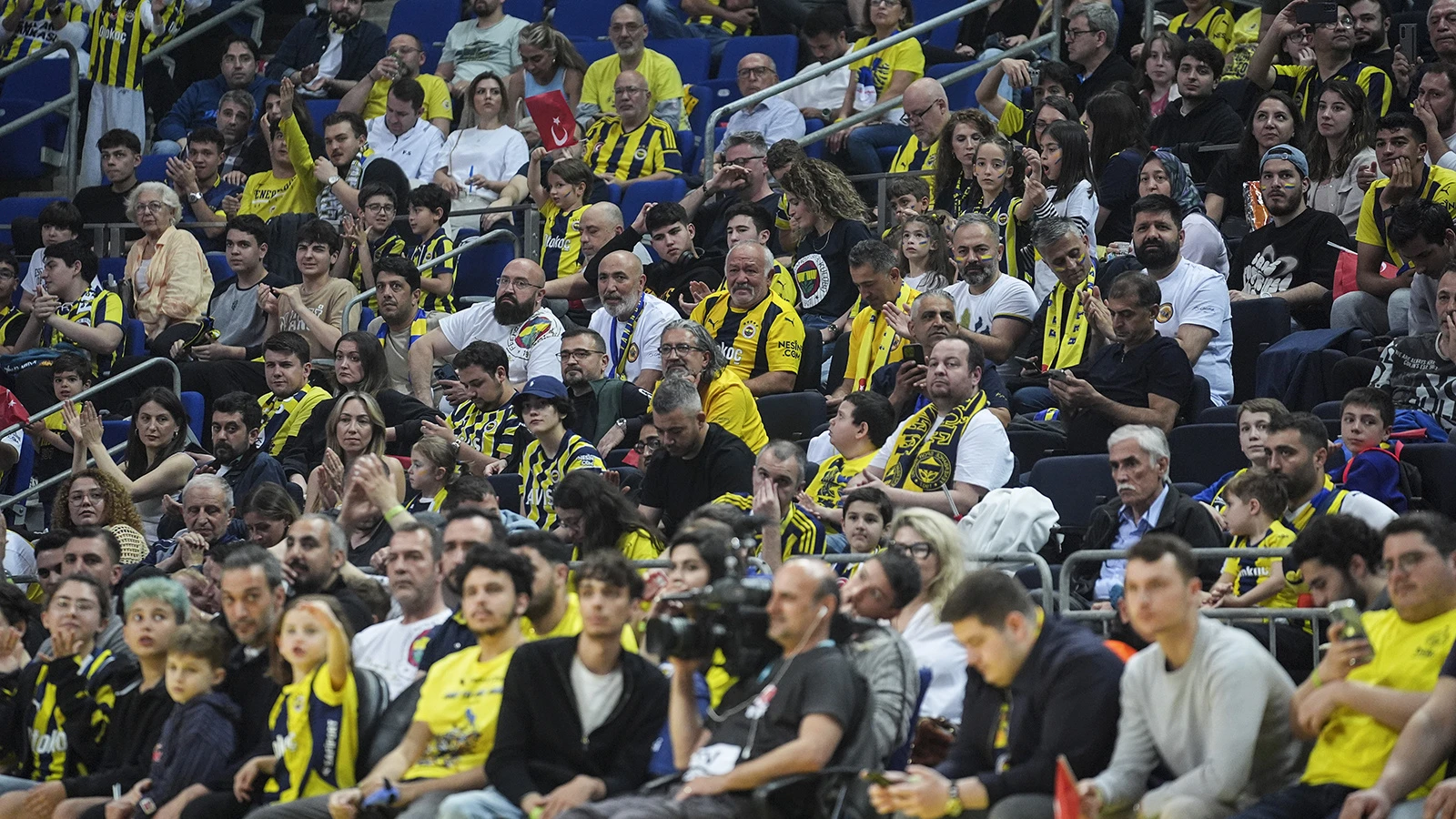 Fenerbahçeli taraftarlar, Ali Koç'u istifaya çağırdı
