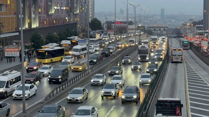 İstanbul'da Akşam Saatlerinde Trafik Yoğunluğu Yaşanıyor