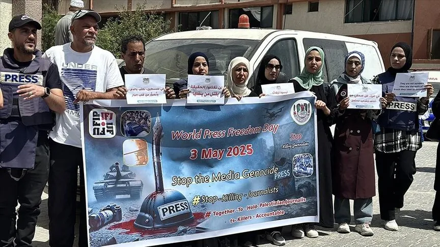 Gazze'deki gazeteciler, İsrail'in soykırımına son verilmesi talebiyle eylem yaptı