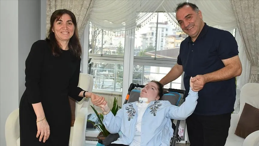 Yatağa bağımlı lizensefali hastası kızlarına ömürlerini adadılar