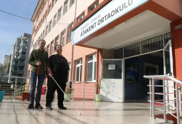 Aynı okulda görevli görme engelli iki öğretmen çevrelerine ilham veriyor