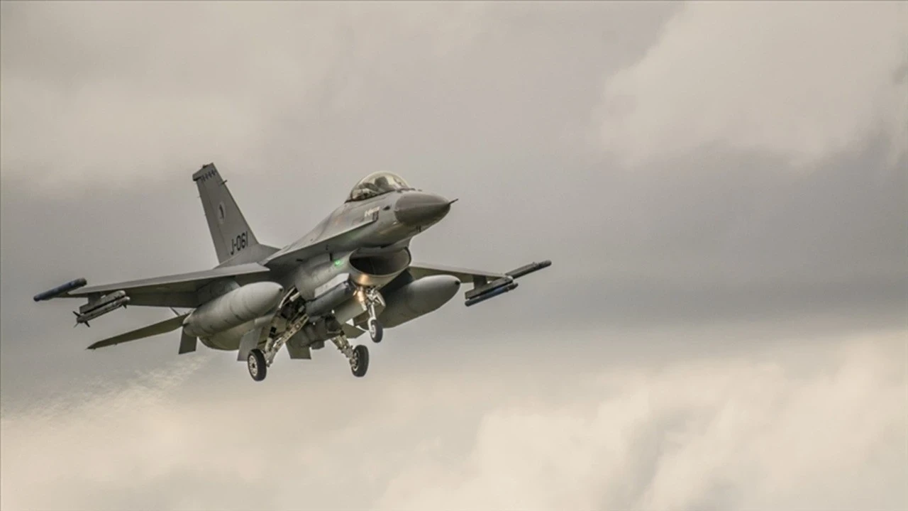 ABD'ye ait F-16 savaş uçağı düştü: Pilot hastanede