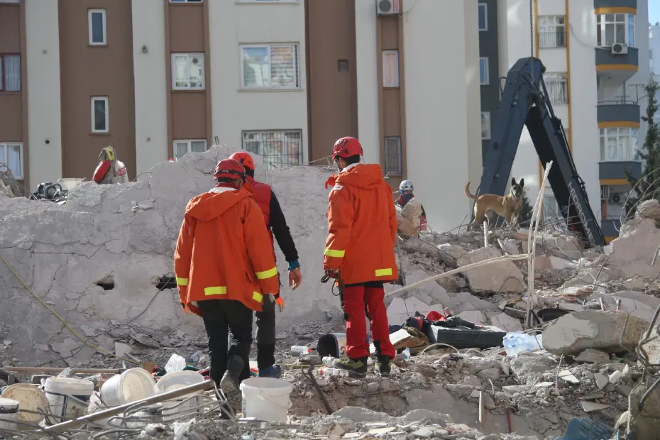 Depremde 56 kişinin öldüğü binayla ilgili 7 sanığa hapis cezası