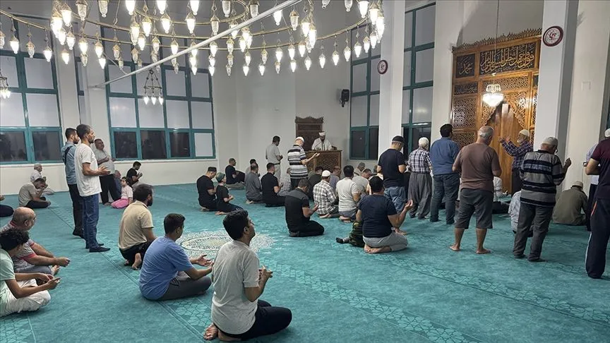 Türkiye'deki orman yangınlarının sona ermesi için camilerde dua edildi