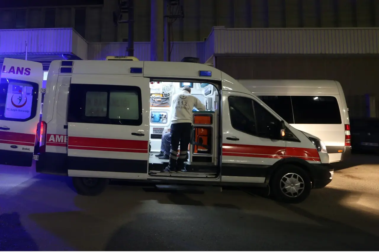 Adıyaman'da Tarım İşçilerini Taşıyan Minibüsle Otomobil Çarpıştı: 15 Yaralı