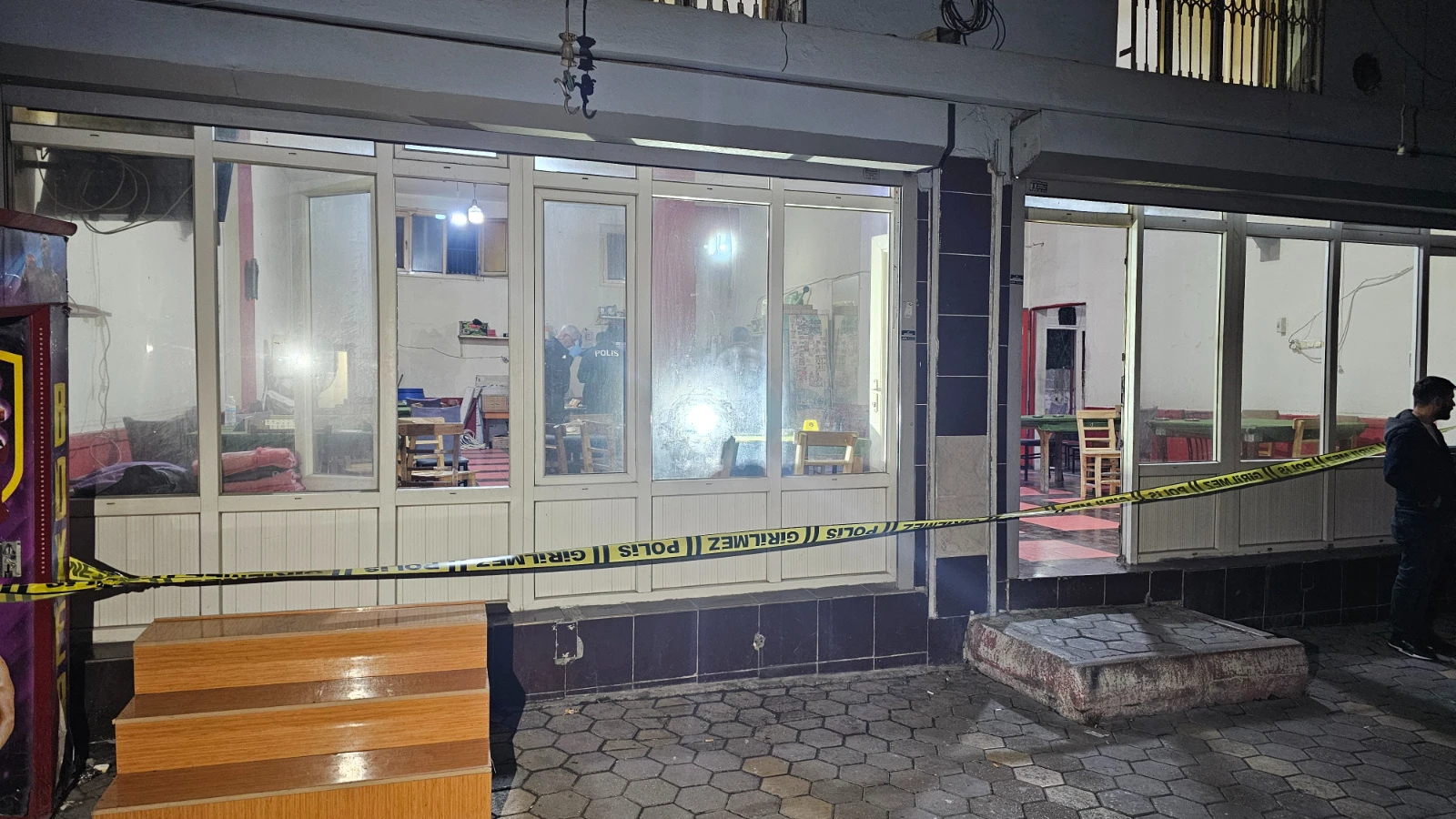 Adana'da 17 yaşındaki çocuk kahvehaneyi basıp iki kişiyi katletti