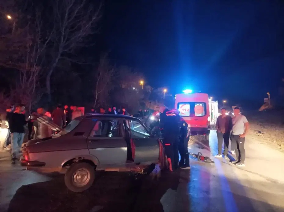 Adana'da iki araç kafa kafaya çarpıştı, yedi kişi yaralandı