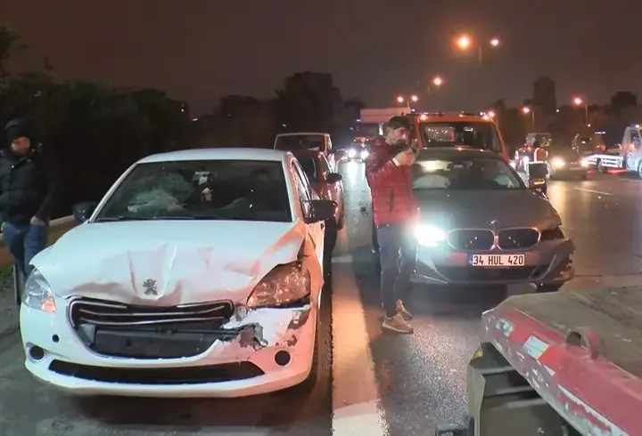 Ümraniye'de zincirleme kaza: 8 araç birbirine girdi!
