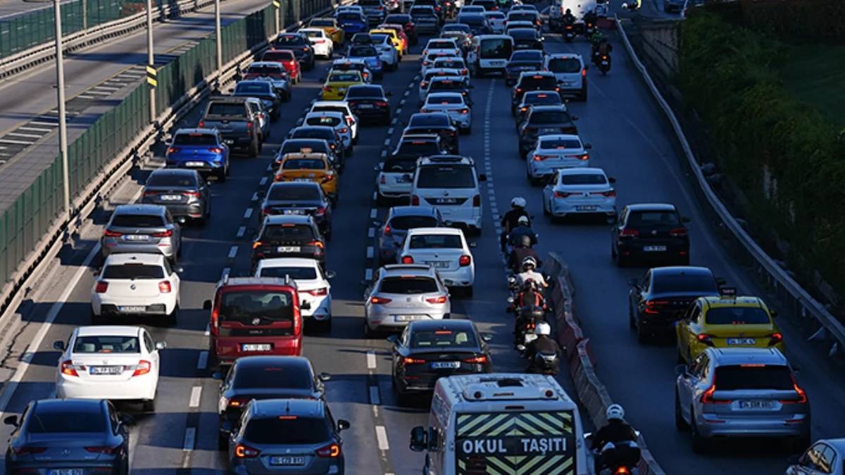 Haftanın ikinci gününde İstanbul trafiği durma noktasında