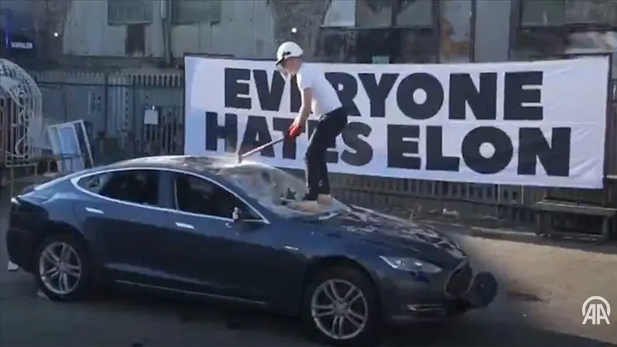 İngiltere’de bir grup, Elon Musk’ı protesto etmek için bir Tesla aracı parçaladı