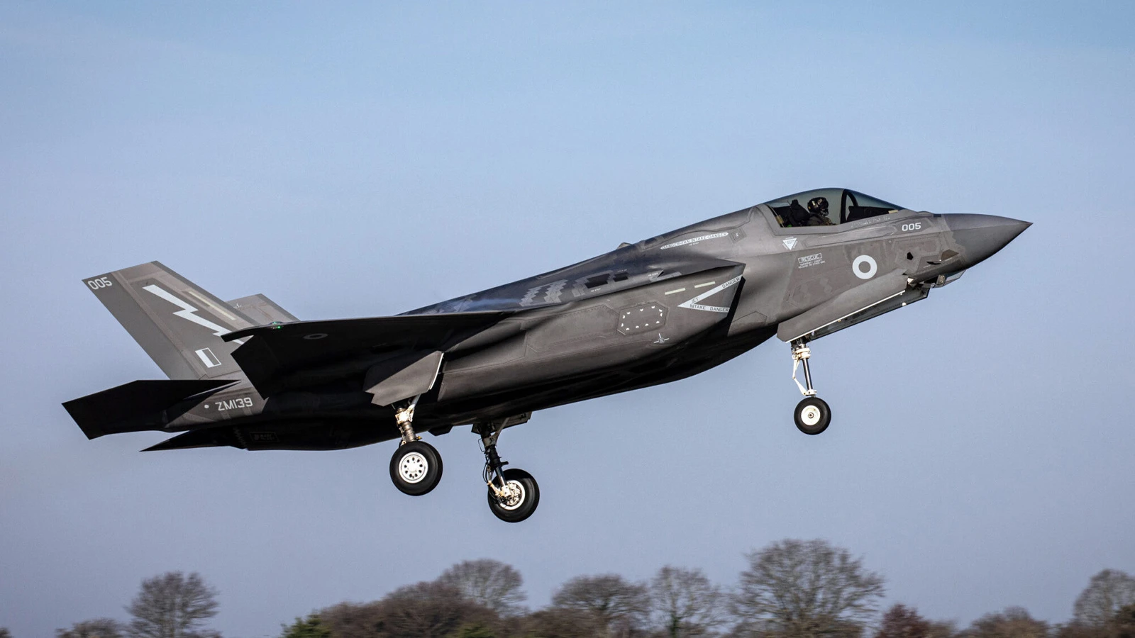 İngiltere'ye ait F-35 Japonya'ya acil iniş yaptı