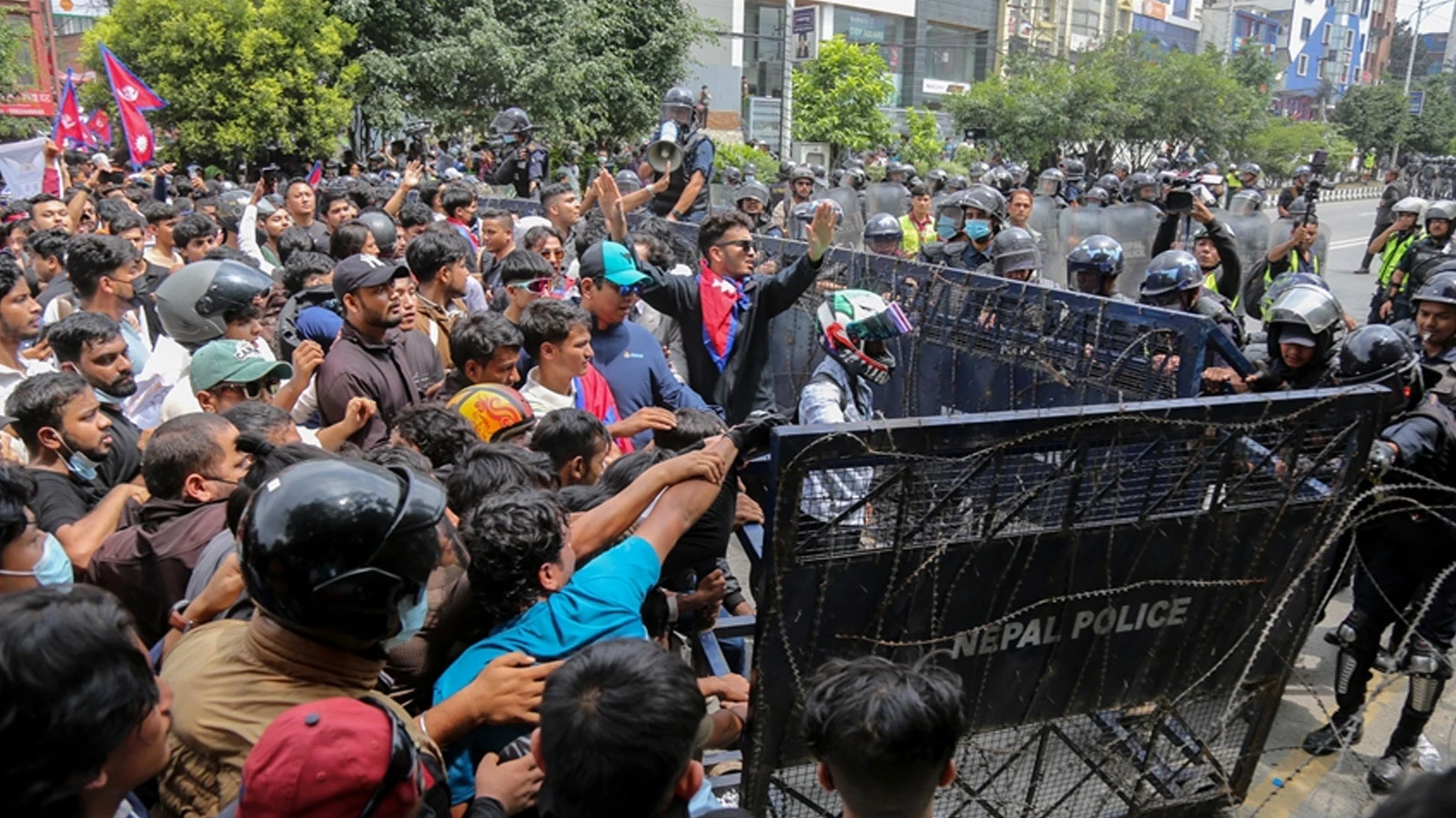 Nepal'de protestoculardan cezaevlerine baskın: 15 binden fazla mahkum kaçtı