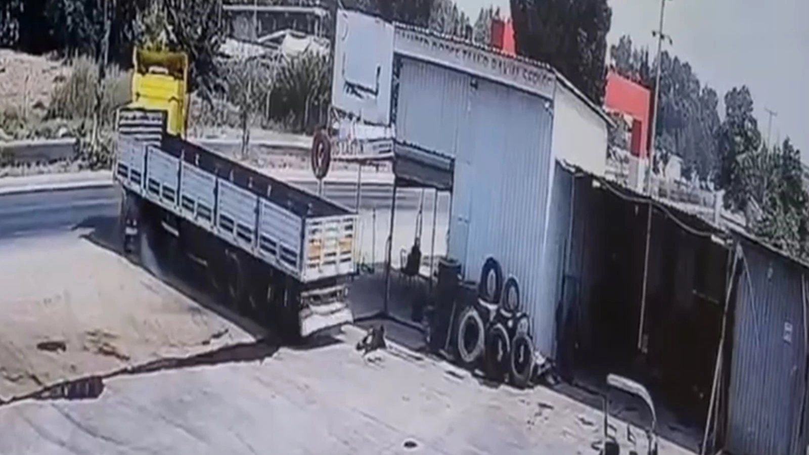 Çalıştığı tamirhanede tırın altında kalan çocuk işçi öldü