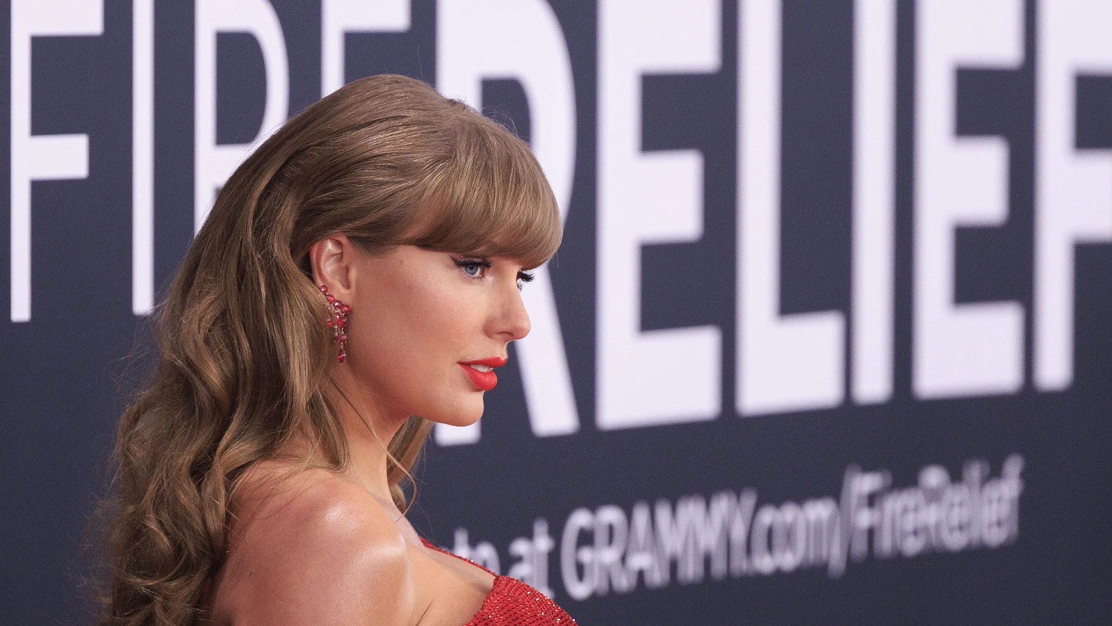 Taylor Swift muhtaçlar ve kalp derneği için 2 milyon dolar bağışladı