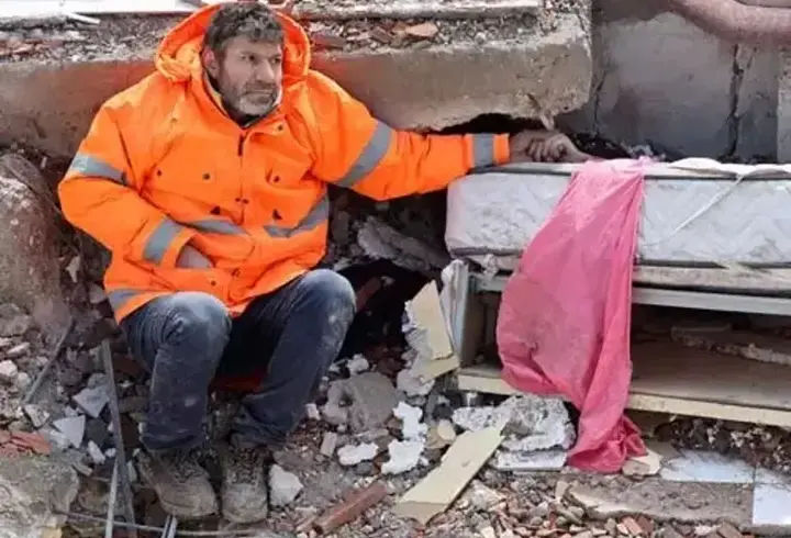 Enkazda kızının elini tuttuğu an hala hafızalarda... "Kızımızı ziyarete geldik"