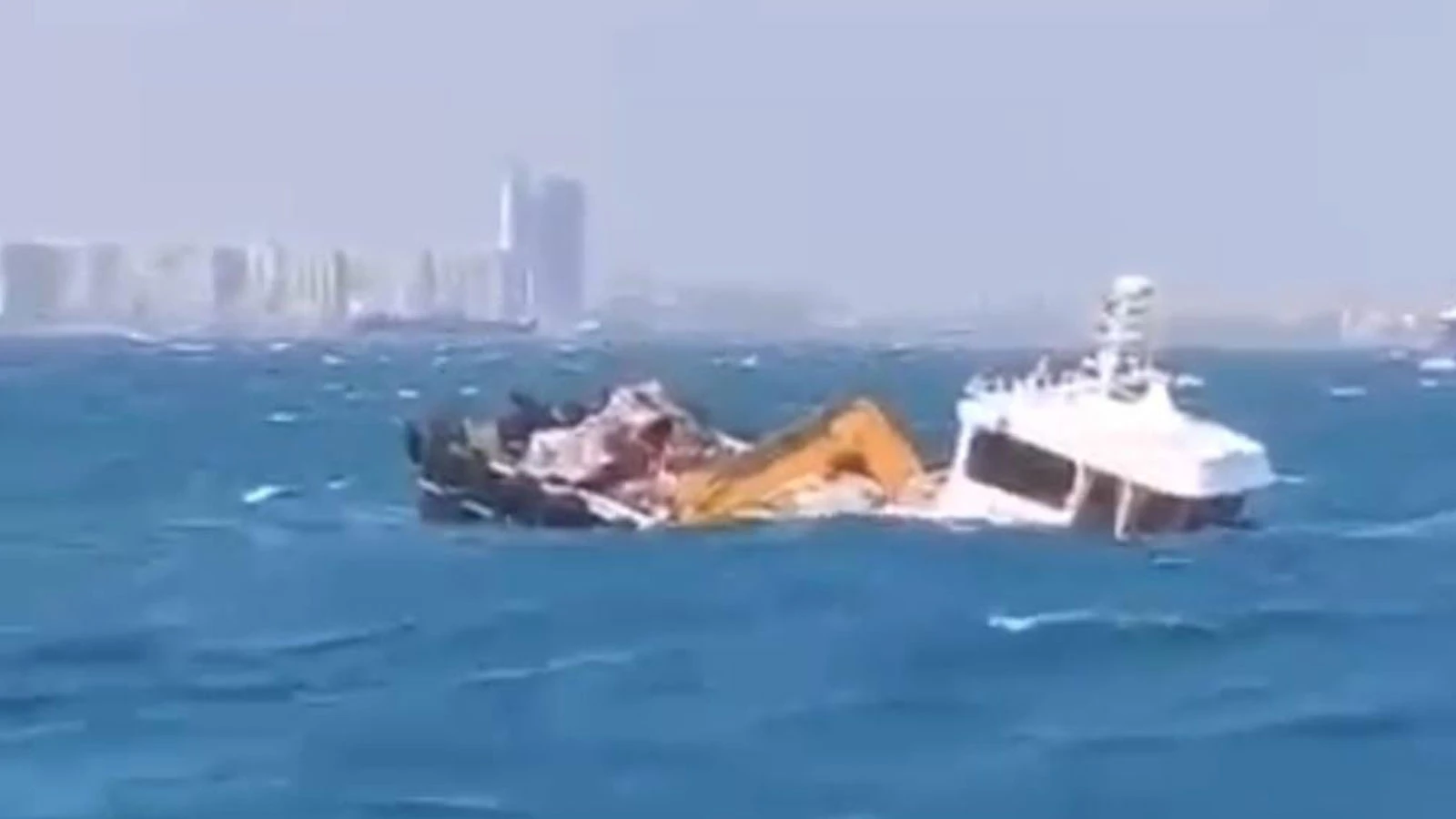 İstanbul'da fırtına etkili oldu! Batan gemideki 4 kişi kurtarıldı