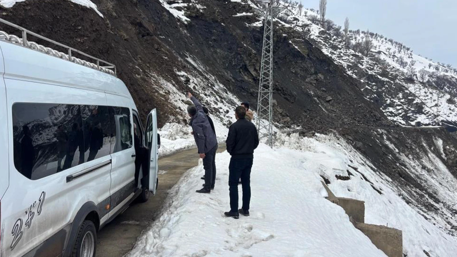 Batman'da heyelan: 2 minibüs mahsur kaldı