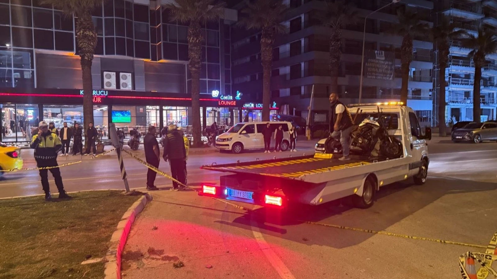İzmir'de otomobille çarpışan motosikletli çarpıştı