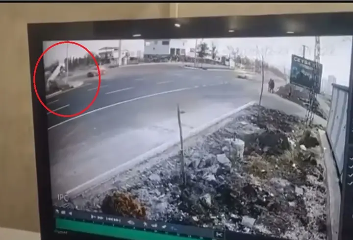 Otomobilin refüjdeki ağaç ve direğe çarptığı kaza kamerada