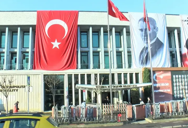 İstanbul- Saraçhane'deki İBB binasında kırılan camlar naylon ile kapatıldı