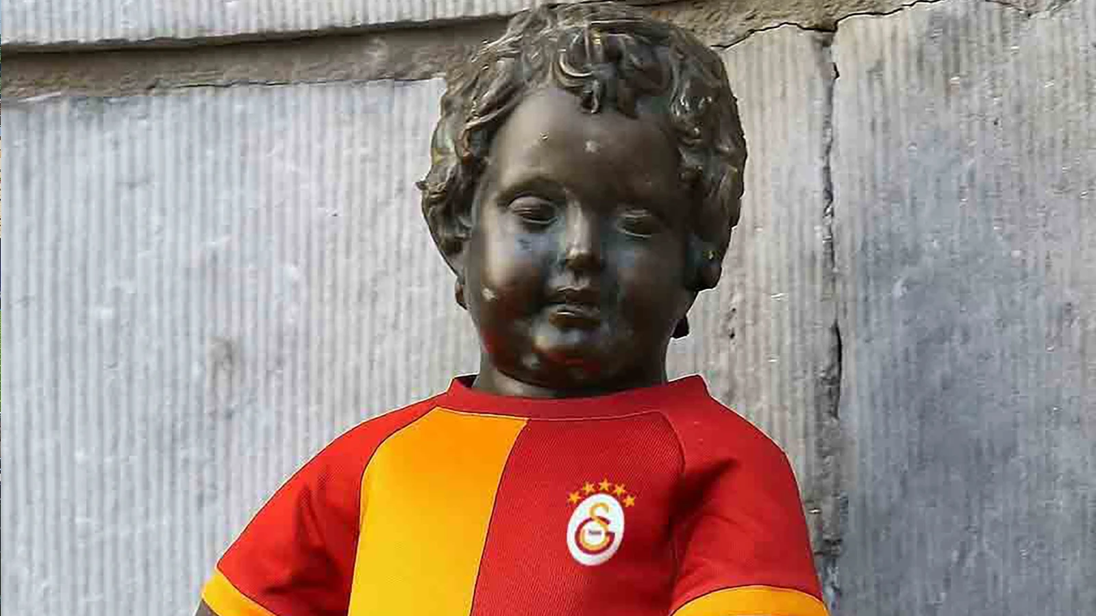 Dünyaca ünlü Manneken Pis heykeline, Galatasaray forması giydirildi