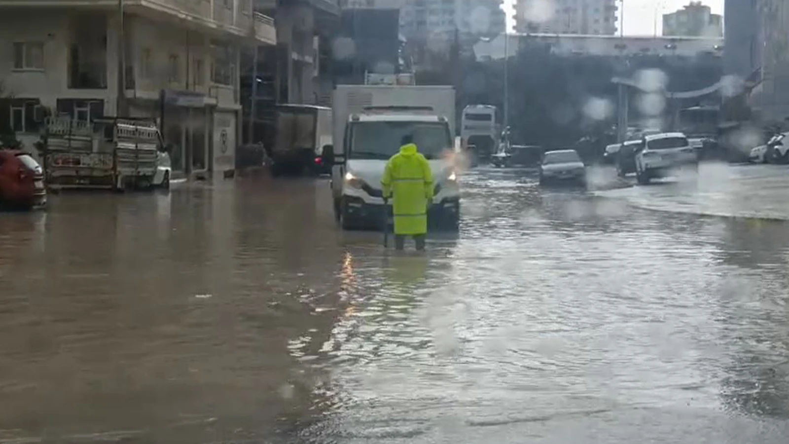 Yarım saatlik sağanak yolları göle çevirdi