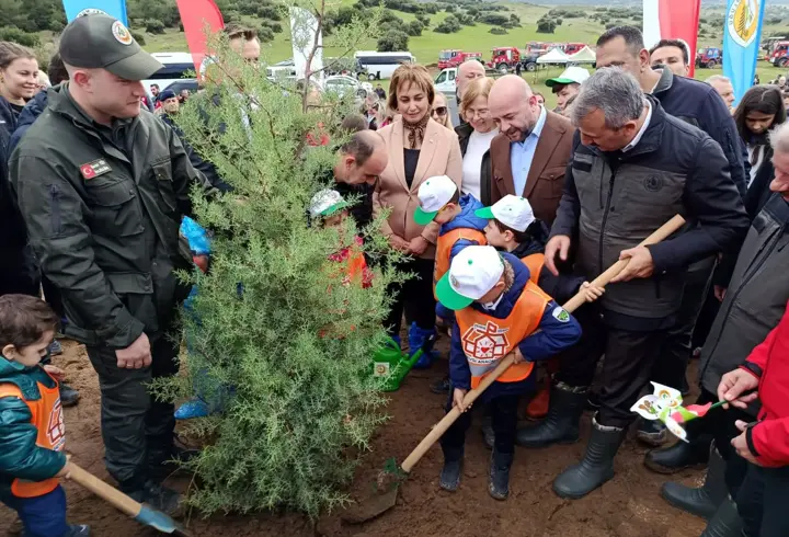 Edirne’de Milli Ağaçlandırma Günü nedeniyle 2 bin çam fidanı dikildi 