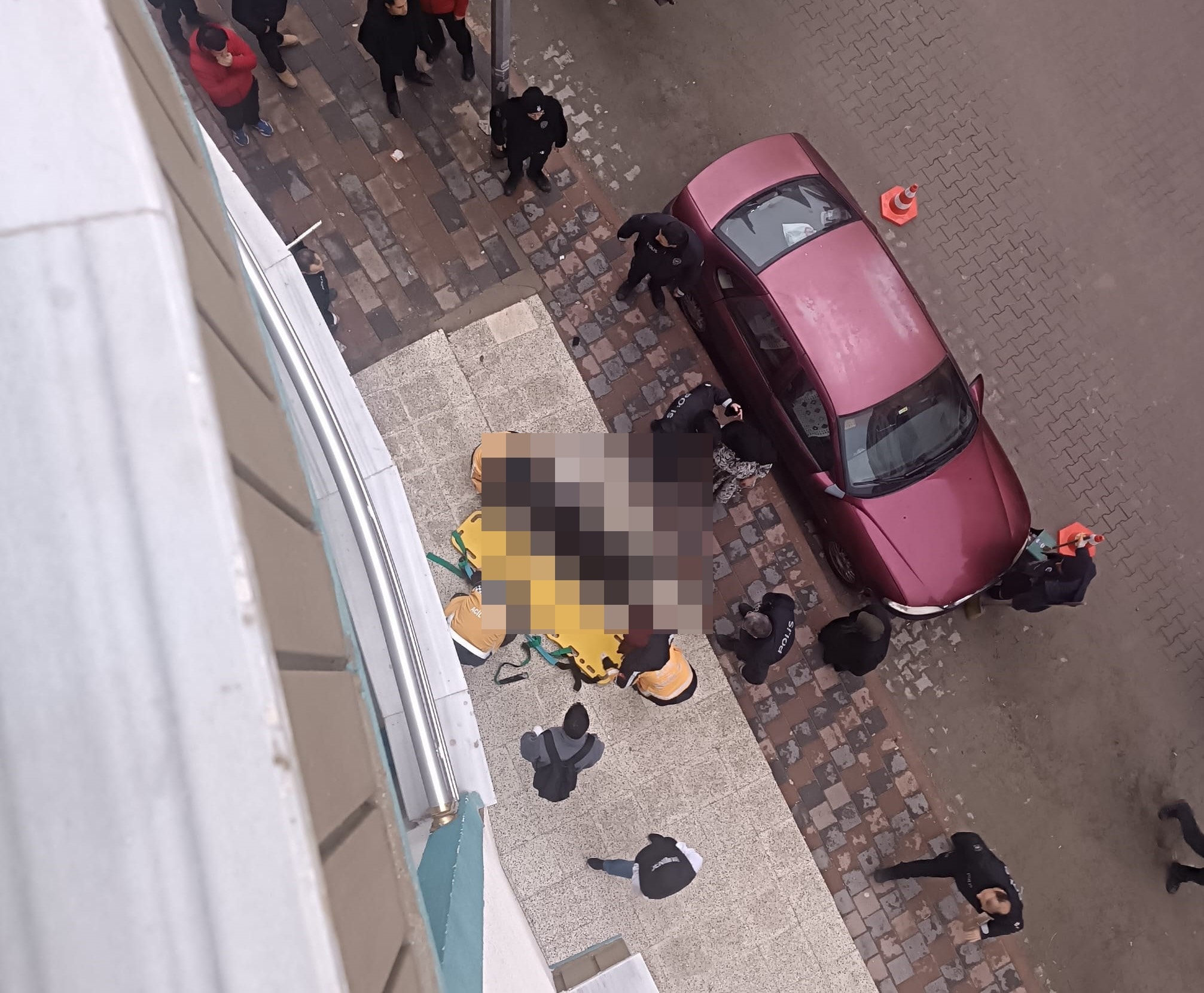 Siirt'te balkondan düşen 2 çocuk annesi hayatını kaybetti