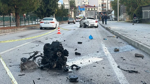 Burdur'da İki Aracın Çarpıştığı Kazada Motor Yerinden Fırladı: Ortalık Savaş Alanına Döndü