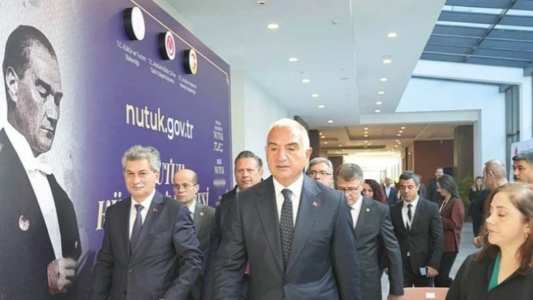 Nutuk 8 Dilde Dünyaya Açıldı