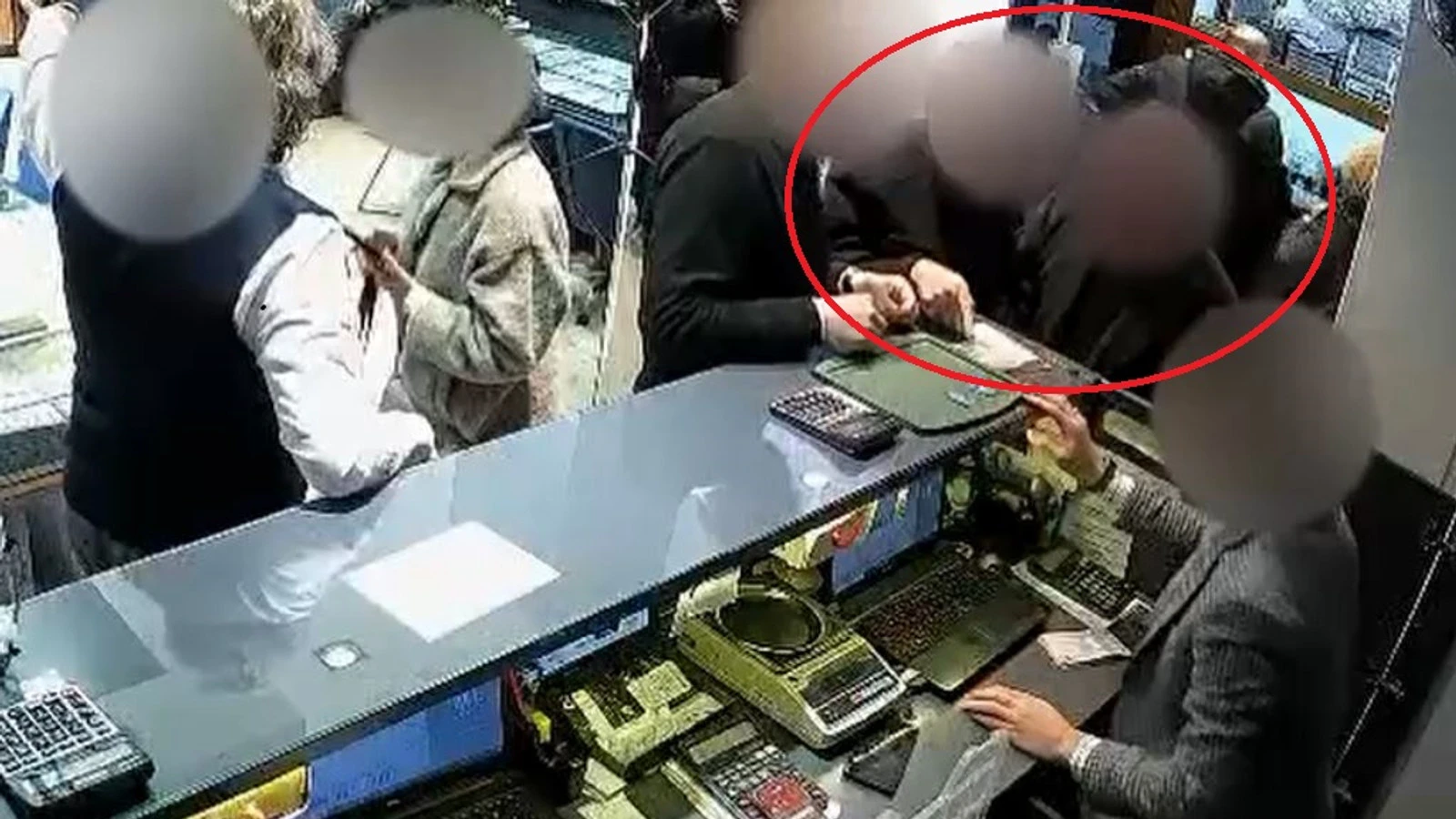 Kuyumcuya sahte altın satmaya çalışırken yakalandılar!