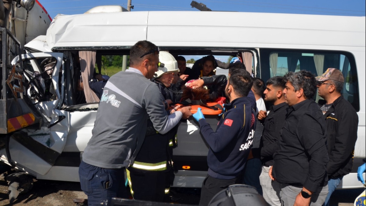 Tur minibüsü tankere çarptı: 5'i turist 6 kişi yaralandı
