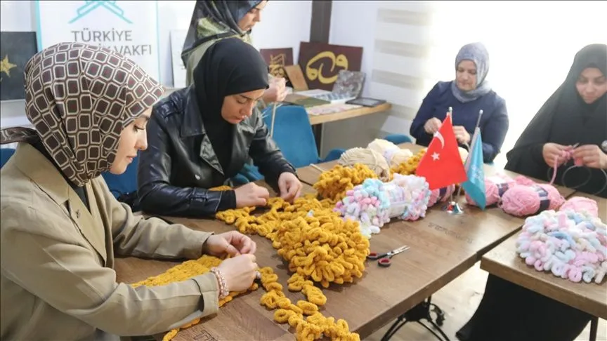 Depremzede kadınlar köy okulundaki öğrencilere atkı örerek terapi oluyor