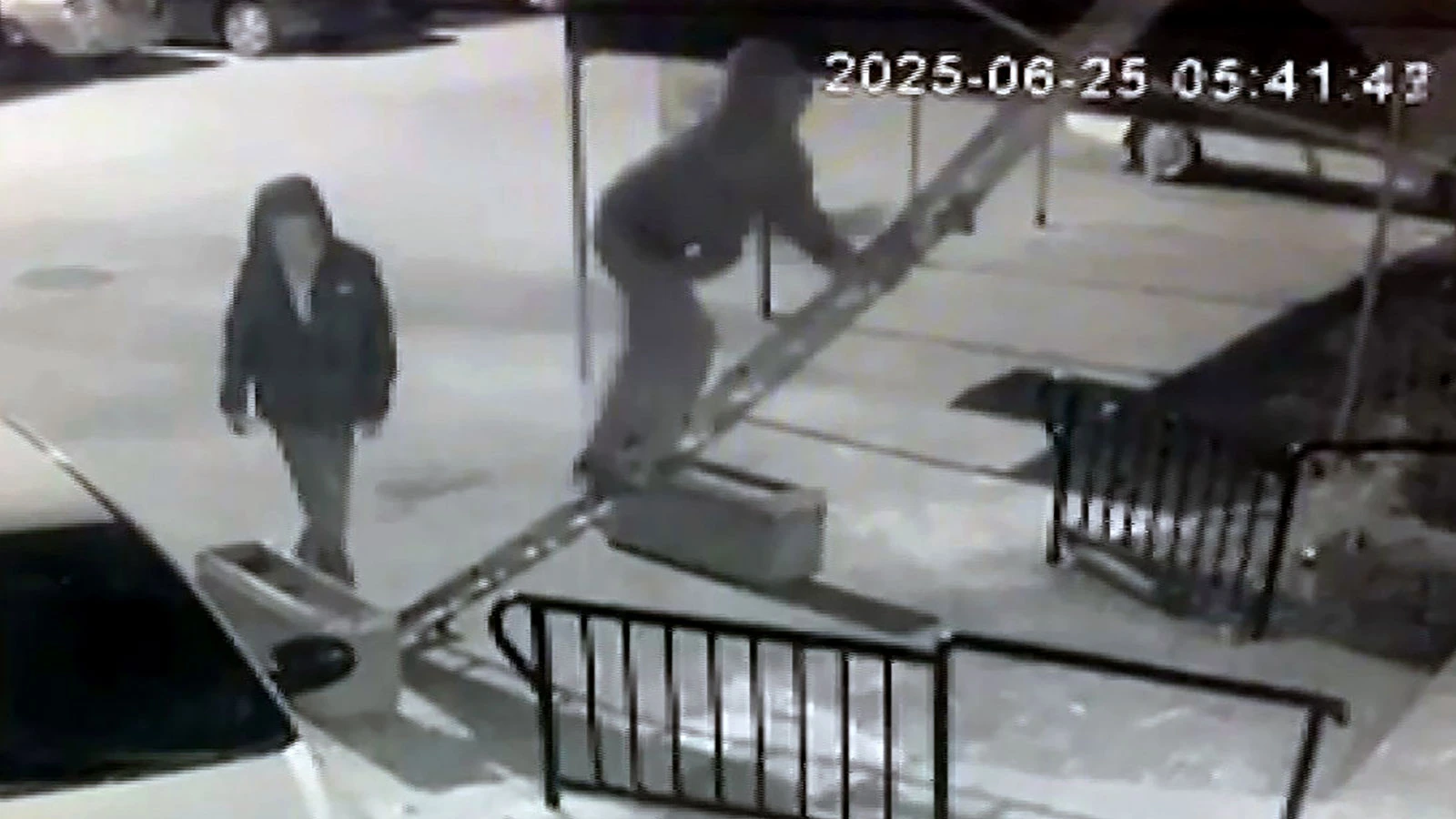 Balkonuna seyyar merdiven dayadıkları daireden altın ve döviz çaldılar