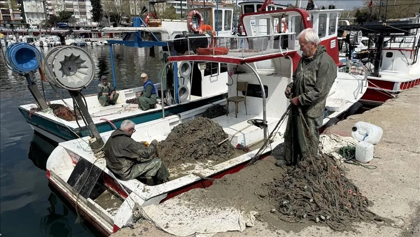 Tekirdağ'da küçük tekneli balıkçılar müsilaj nedeniyle avlanamıyor