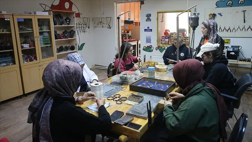 Tokat'ta doğal taşlar kadınların elinde hediyelik eşyaya dönüşüyor
