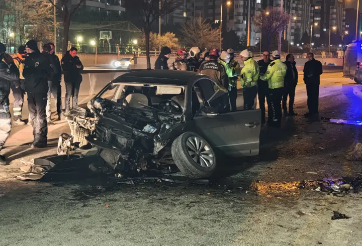 Ankara'da otomobil önce bariyere ardından da minibüse çarptı: 1 ölü, 2 yaralı