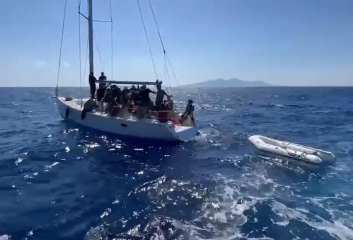 Datça'da 43 kaçak göçmen kurtarıldı; 1 organizatör şüphelisi yakalandı