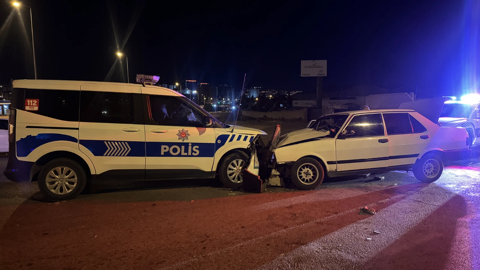 ''Dur'' ihtarına uymayan araç ekip otosuna çarptı: 2 polis yaralı 