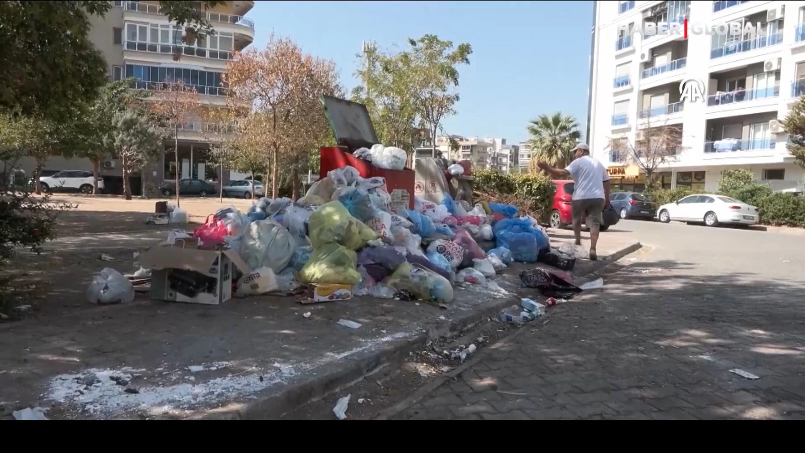 Karşıyaka'da işçiler grevde: Toplanmayan çöpler vatandaşı bezdirdi