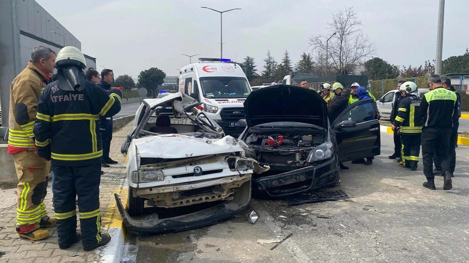 Otomobilin çarptığı kamyonetin sürücüsü öldü