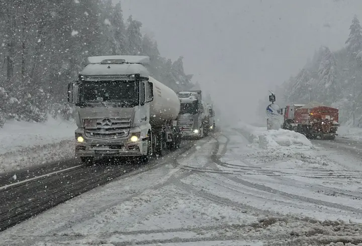 Bolu Dağı geçişinde yoğun kar yağışı ve tipi etkili oluyor