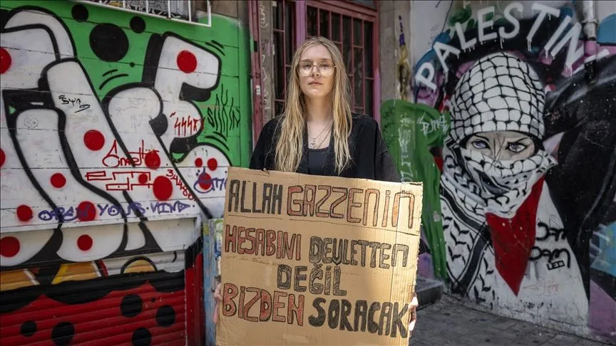 ABD'li aktivist Kadıköy'deki bireysel eylemle Gazze'nin sesi olmak istiyor