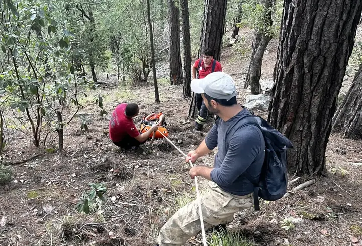 Kayalıklardan düştüğü yerden 4 saatlik çalışmayla kurtarıldı