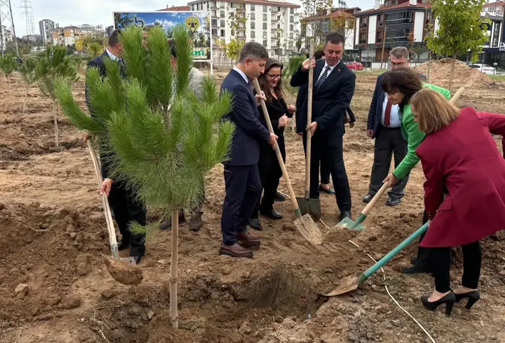 Çorlu’da Muhtarlar Günü Dolayısıyla 40 Fidan Toprakla Buluşturuldu
