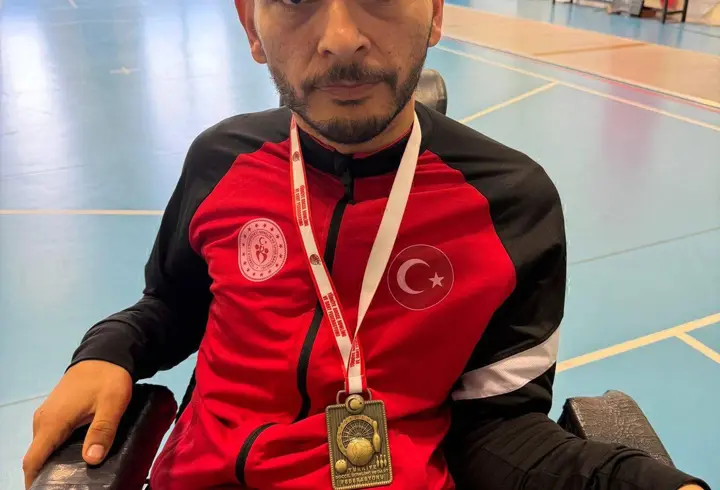 Yıllarca evden çıkmayan bedensel engelli Yücel, tanıştığı boccede stil geliştirip Türkiye şampiyonu oldu