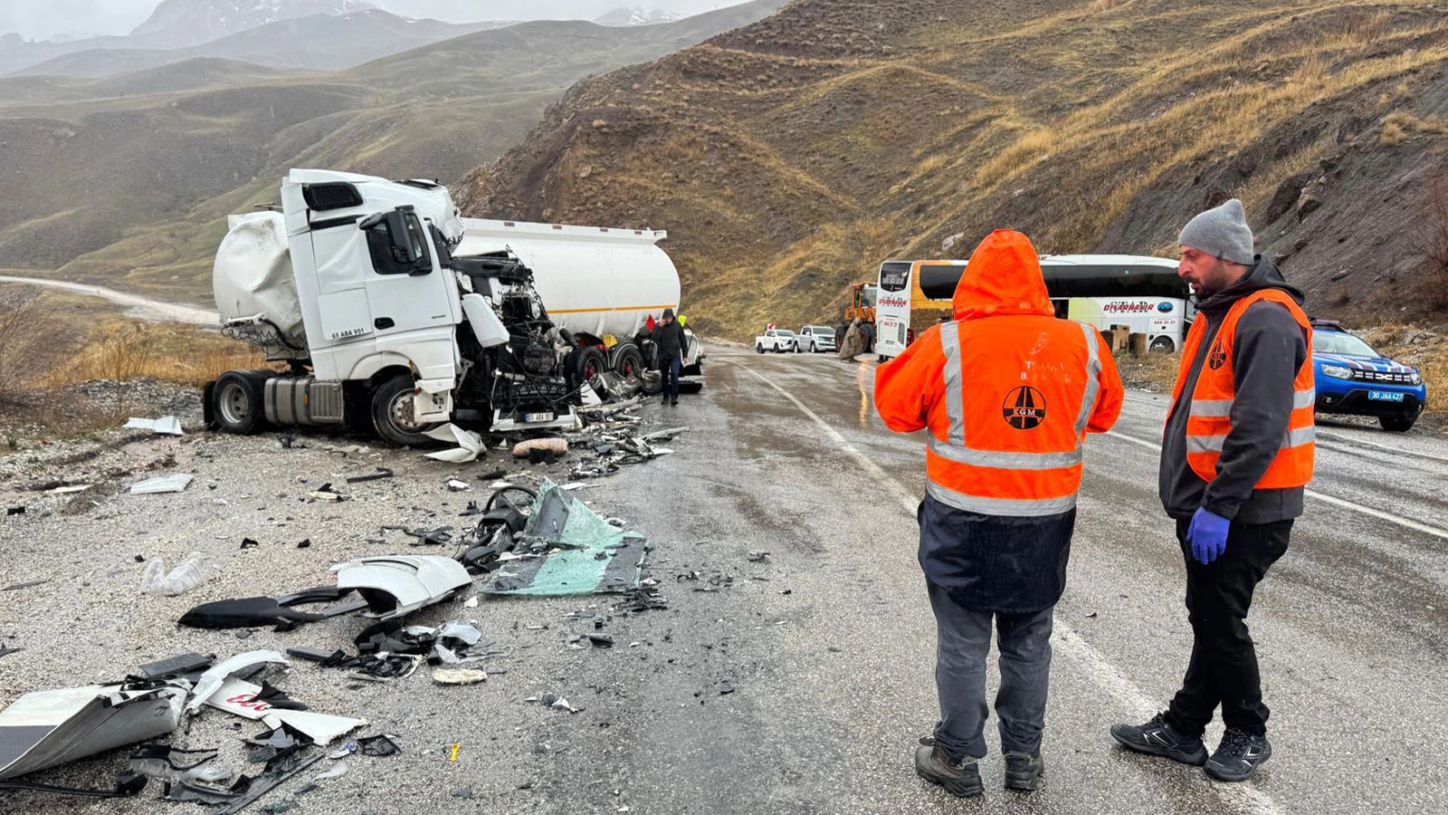 Otobüs ile yakıt tankeri çarpıştı: 1 ölü, 9 yaralı